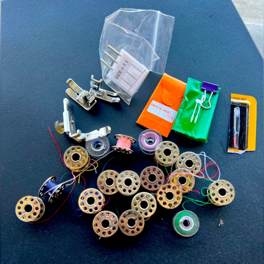 🪡 Assorted sewing machine accessories, needles and metal bobbins 🧵